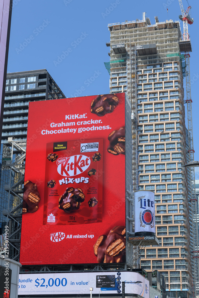 Obraz premium large-format rooftop digital spectacular with advertising by KitKat Mix-Ups (produced by Nestlé) over 302 Yonge St, Sankofa Square, Toronto
