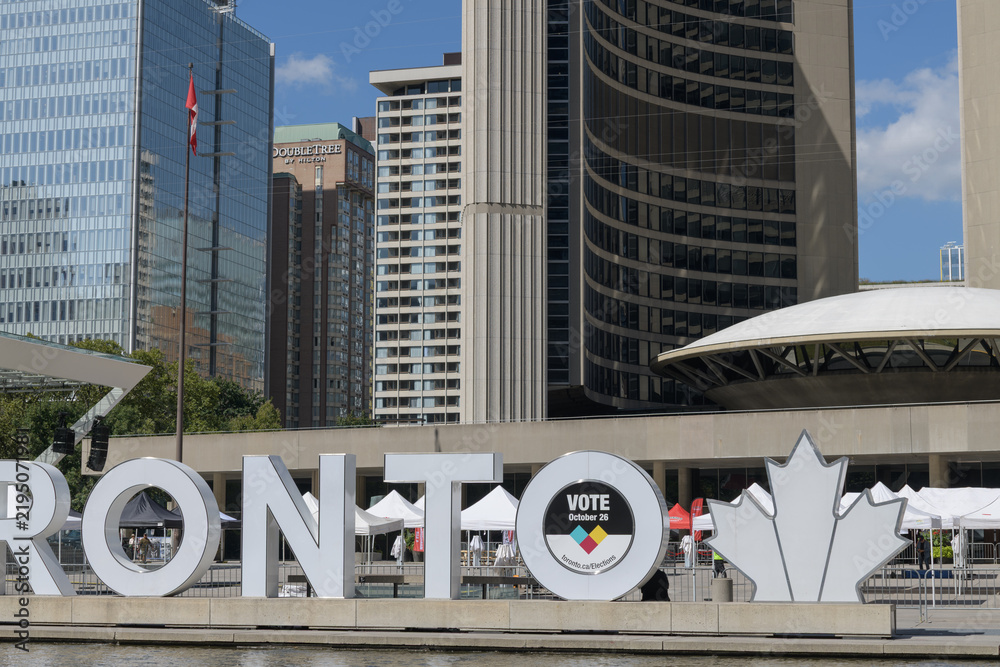Obraz premium 3D Toronto sign at Nathan Phillips Square, City Hall, 100 Queen St W