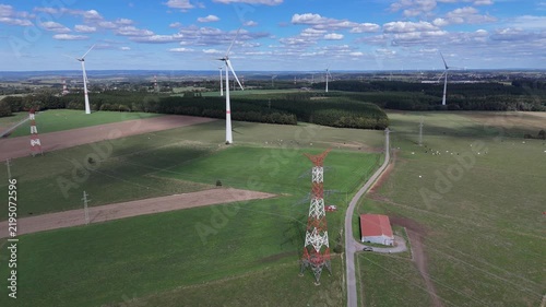 vue aérienne panoramique des éoliennes et des pylônes à haute tension électrique qui produisent et  transportent l'énergie dans la région de Bastogne, en Belgique, près du village de Sibret. 