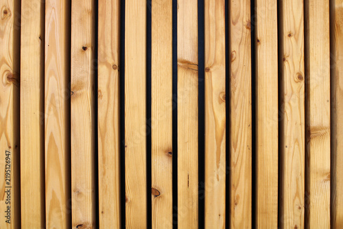 Foto Bardage extérieur en bois vertical à claire-voie, façade moderne