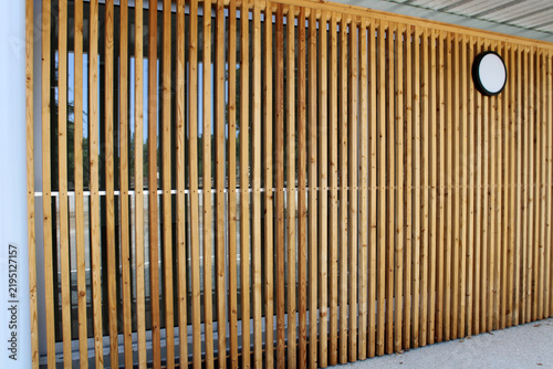Obraz na płótnie Bardage extérieur en bois vertical à claire-voie, façade moderne