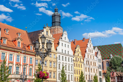 Bürgerhäuser am Marktplatz in Breslau (Rynek Wroclaw), Polen – im Hintergrund die Elisabethenkirche