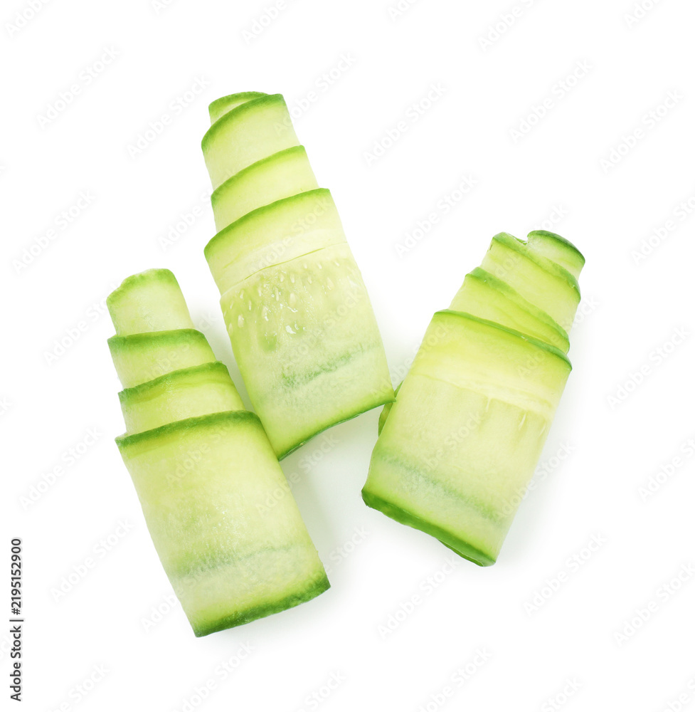 Obraz premium Slices of ripe cucumber isolated on white, top view