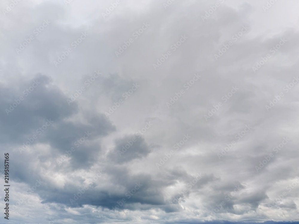 Obraz premium Dark Storm Clouds Gathering in Overcast Gray Sky