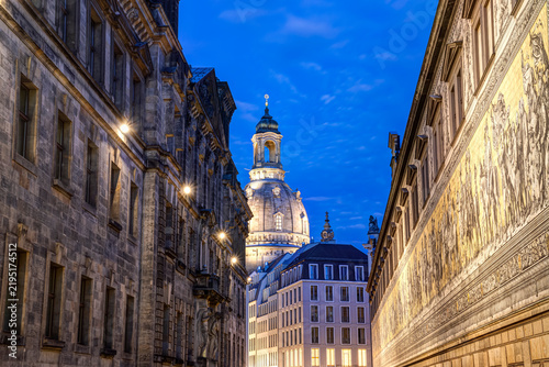 Fürstenzug und die Frauenkirche in der Altstadt von Dresden, Sachsen