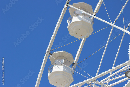 Konstfotografi ferris wheel against blue sky
