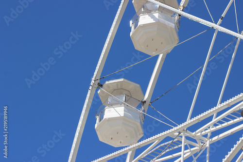 Konstfotografi ferris wheel against blue sky
