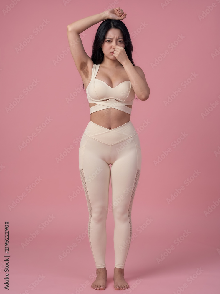 Obraz premium Full body portrait of woman in beige activewear