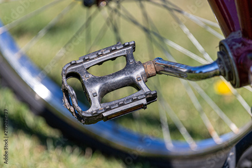 Foto Close-up of bicycle pedal and crank arm
