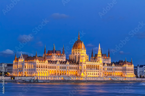 Ungarisches Parlamentsgebäude an der Donau in Budapest, Ungarn