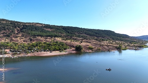 survol du lac du Salagou dans l'Hérault