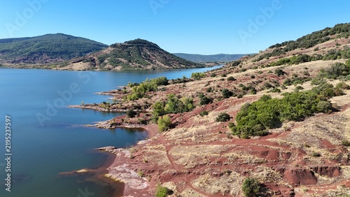 survol du lac du Salagou dans l'Hérault