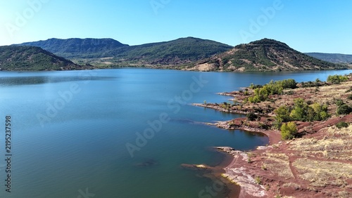 survol du lac du Salagou dans l'Hérault