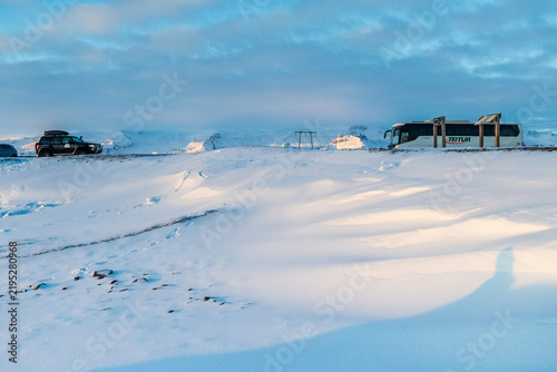Foto Looking out over Diamond Beach in Southern Iceland, where golden hour sunlight is casting a beatiful spell over a mesmerizing landscape