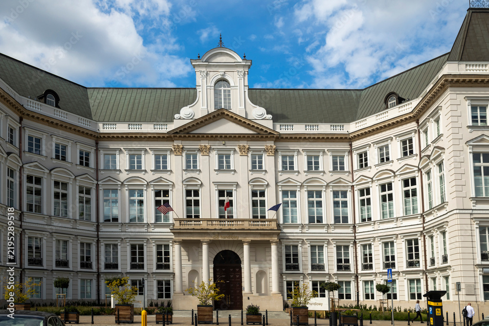 Obraz premium Warsaw, Poland, 5 September 2026, Jabłonowski Palace facade featuring white classical architecture and entrance portico.