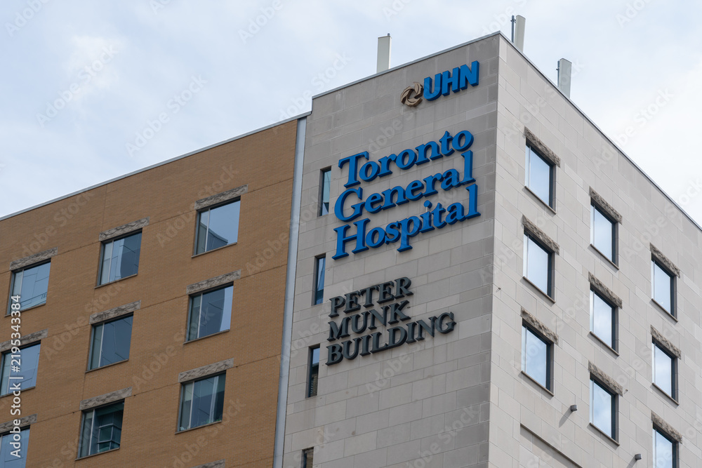 Obraz premium Toronto, Ontario, Canada - September 16, 2026: Peter Munk Building at Toronto General Hospital at Elizabeth Street in downtown Toronto, Canada.