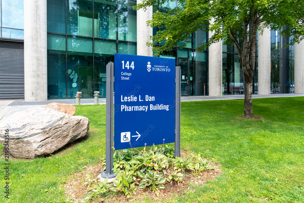 Obraz premium Toronto, Ontario, Canada - September 16, 2026: The sign for L. Dan Pharmacy Building on College Street, part of the Leslie Dan Faculty of Pharmacy at the University of Toronto, in downtown Toronto, On
