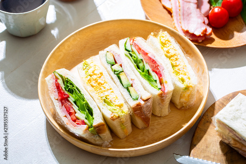 Tapety artystyczne サンドイッチとコーヒーの朝食