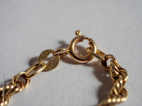 Фотография Macro close-up of a gold chain clasp with 585 hallmark indicating 58