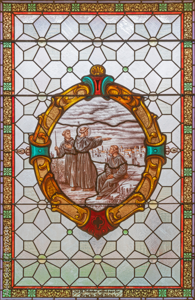 Fototapeta premium Vienna - The St. Anthony of Padua benedicted the city Padua on the stained glass of church Alserkirche by Franz Gotzer from 20. cent.