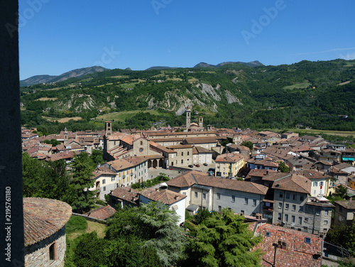 Foto Elevated Panorama Of Ancient Town And Hills, Bobbio, Italy