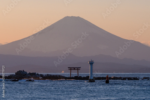 森戸海岸から望む夕暮れの富士山と森戸神社の鳥居

