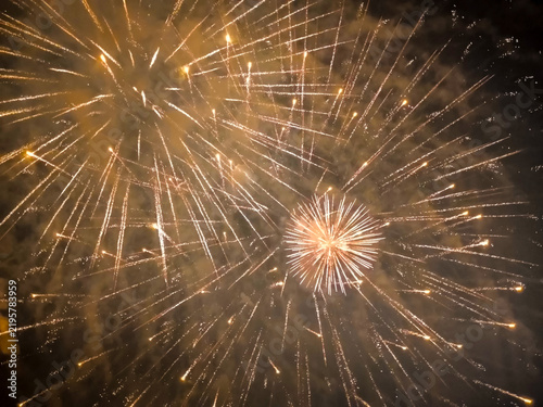 Fotografie Espetáculo no céu noturno com a magia do fogo de artifício numa noite de festa