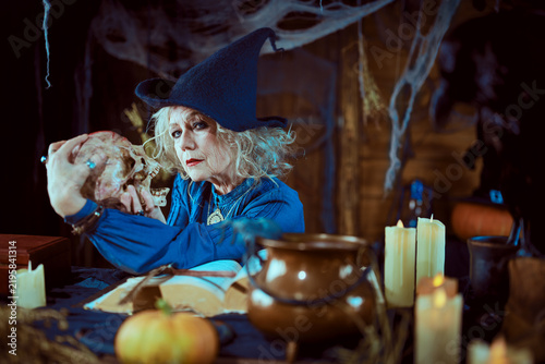 Canvastavla Holding Skull Witch