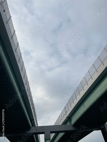 Naklejka 高速道路のジャンクションと曇り空