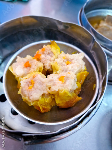 Fotografie Shumai Chinese steamed dumplings dim sum in stainless steel steamer