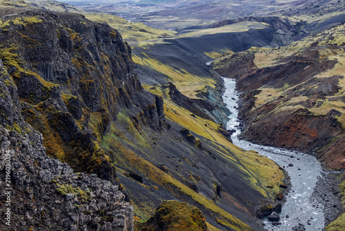 Konstfotografi Fossa River winds through Fossardalur in Iceland, beneath steep cliffs and mossy slopes