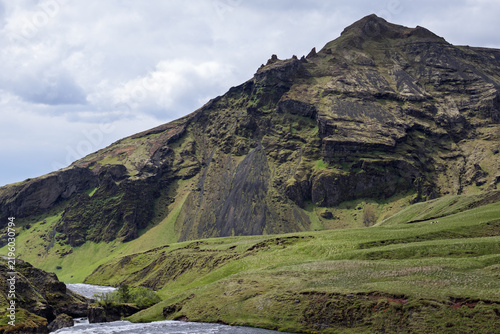 Foto Drangshlidarfjall rises above the Skoga River upstream of Skogafoss in south Iceland