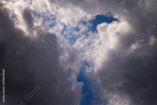 Foto Dramatic Dark Storm Clouds With Patches Of Blue Sky And Light Breaking Through