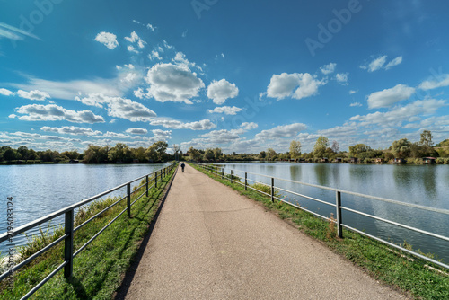 petite route entre les lacs sous ciel bleu
