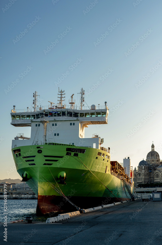 Fototapeta premium Porte-conteneurs à quai dans le port de Marseille