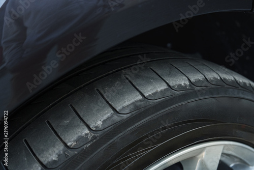 Foto Close look at a worn tire on a vehicle showing signs of use and age