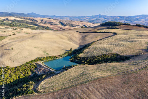 Le lac au milieu des collines de Monticchiello