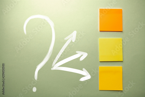 Obraz na płótnie Question mark with arrow and yellow sticky notes