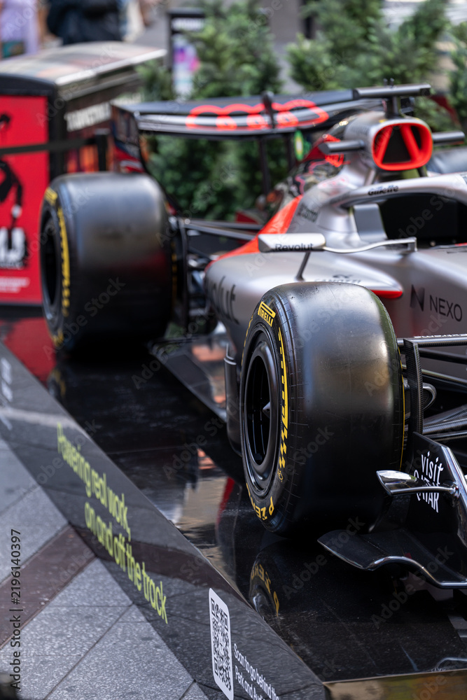 Obraz premium NEW YORK, USA – SEPTEMBER 16, 2026: a Formula 1 car on display in Times Square with visible sponsor branding and glossy bodywork.