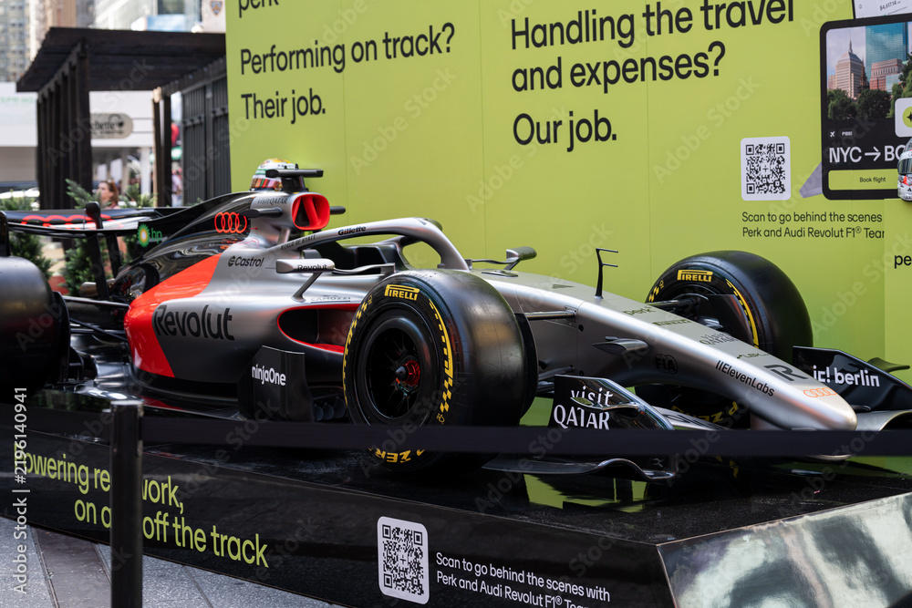 Obraz premium NEW YORK, USA – SEPTEMBER 16, 2026: an Audi Formula 1 car display in Times Square with sponsor branding and promotional signage.