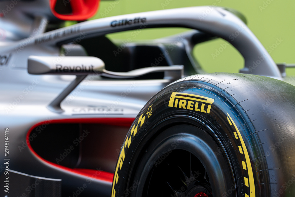 Obraz premium NEW YORK, USA – SEPTEMBER 16, 2026: a Formula One car close-up showing a Pirelli racing tire and aerodynamic bodywork on an open-wheel race car.