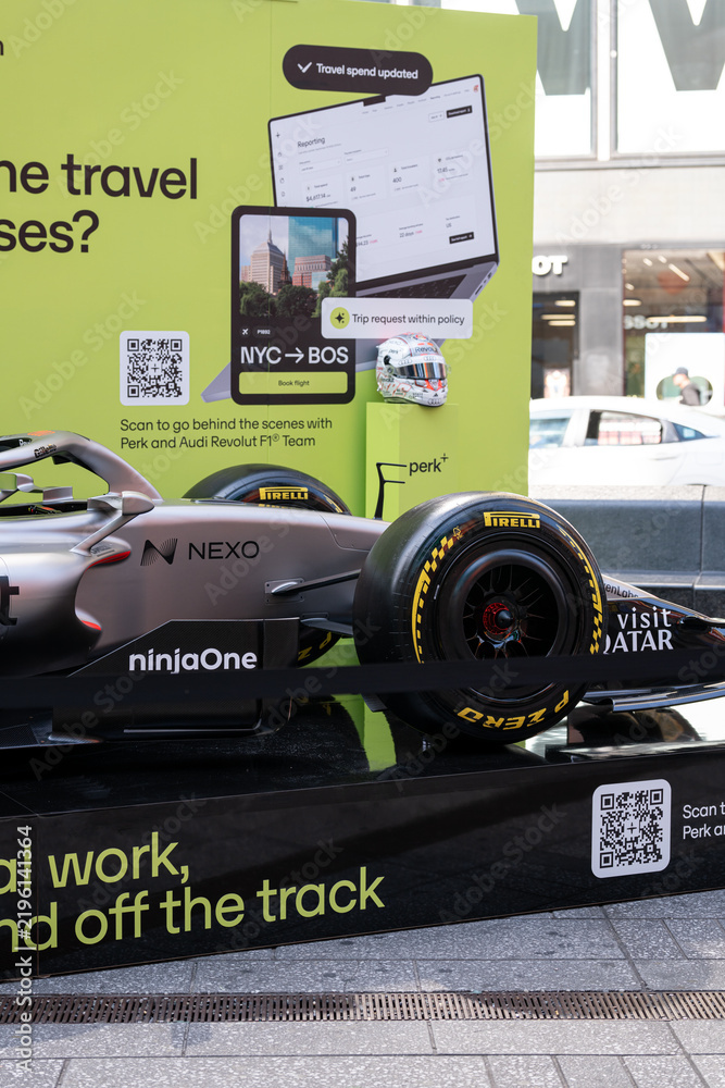 Obraz premium NEW YORK, USA – SEPTEMBER 16, 2026: a Formula 1 car display in Times Square with sponsor branding and promotional signage for travel and business software.