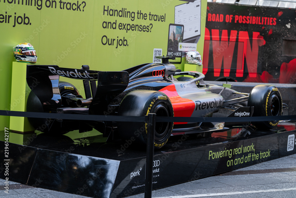 Fototapeta premium NEW YORK, USA – SEPTEMBER 16, 2026: a Formula 1 display car in Times Square with sponsor branding and promotional signage.