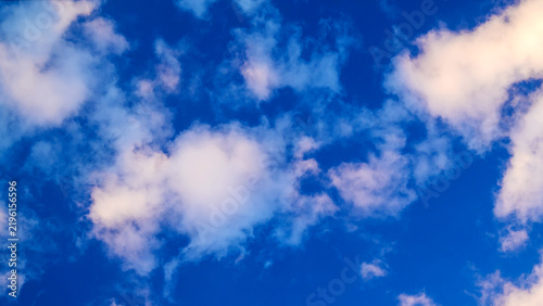 Foto bright sunlit clouds of rich white color against a deep blue background
