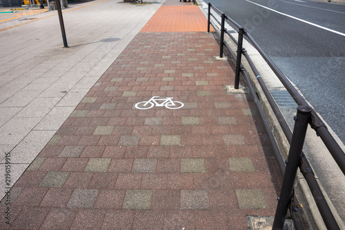 Plakat 歩道内に整備された自転車通行帯の路面表示