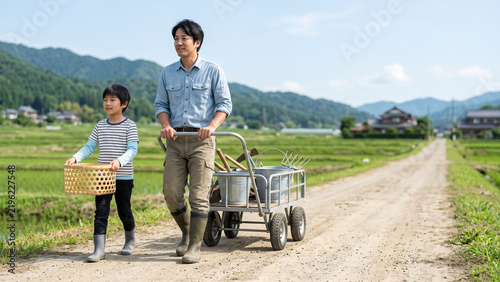 Fototapeta カートを引く父親とかごを持つ子どもが庭仕事の荷物を運ぶ場面