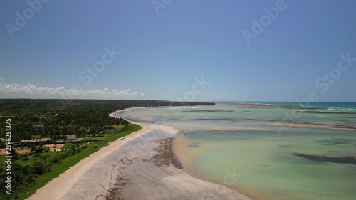 Vista aérea de curva de banco de areia entre lagoa e mar na maré baixa, paisagem sinuosa do litoral nordestino durante viagem