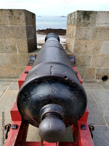 Foto Historic cannon points seaward between stone battlements on the ramparts of Saint-Malo, Brittany, France, September 28, 2023
