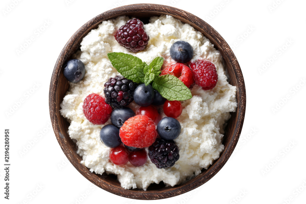 Obraz premium Cottage cheese with fresh berries and mint in rustic wooden bowl isolated on transparent background