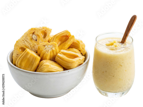Foto Fresh sliced jackfruit in a bowl and a glass of jackfruit smoothie with fruit bo